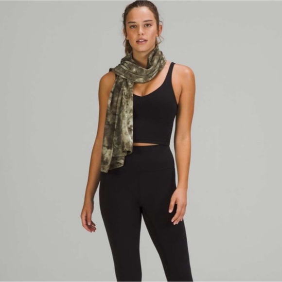 Great Gift Idea 🎄🎁
Lululemon Customizable Snap Scarf in Green Tie Dye - Picture 5 of 13